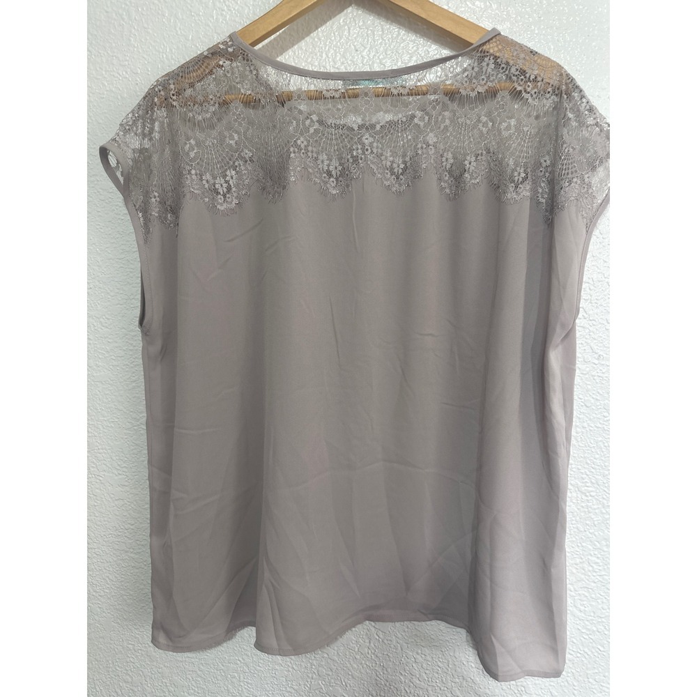 Maurices Womens XXL Taupe Mauve Grey Eyelash Lace Yoke Chiffon Blouse Cap Sleeve - Picture 4 of 8